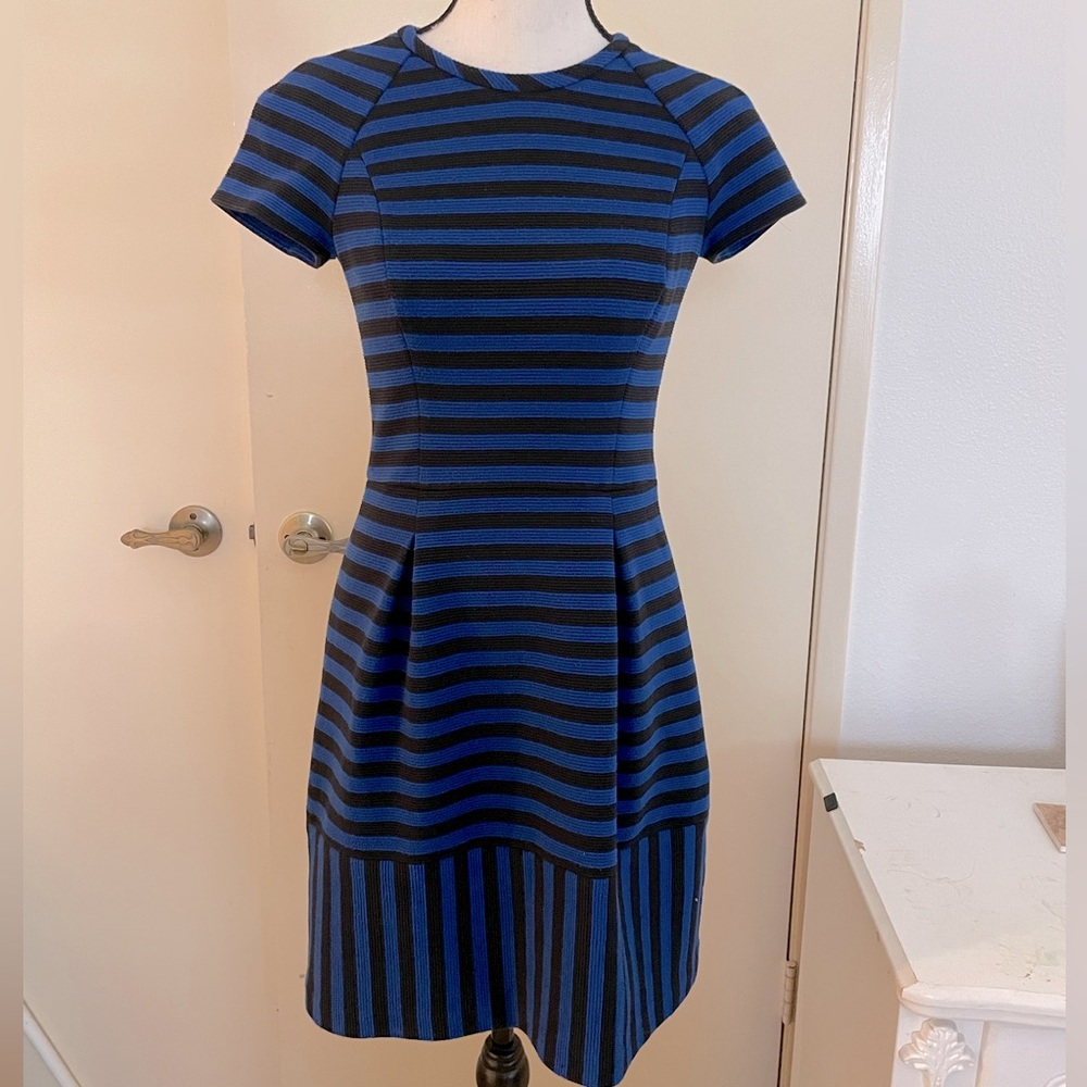 Banana Republic Size 0 blue black strip midi dress